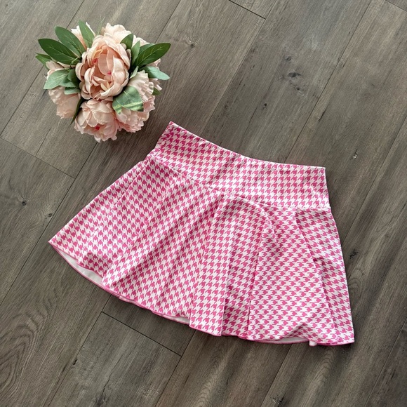 Halara Everyday High Waist Activity Skirt in Pink Houndstooth - Picture 4 of 6